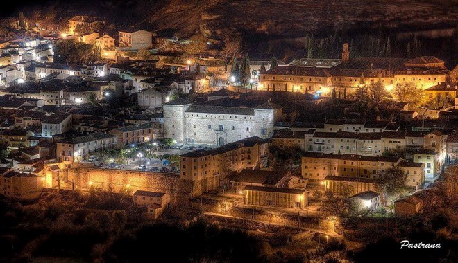 Vista Nocturna de la Villa Medieval de Pastrana.